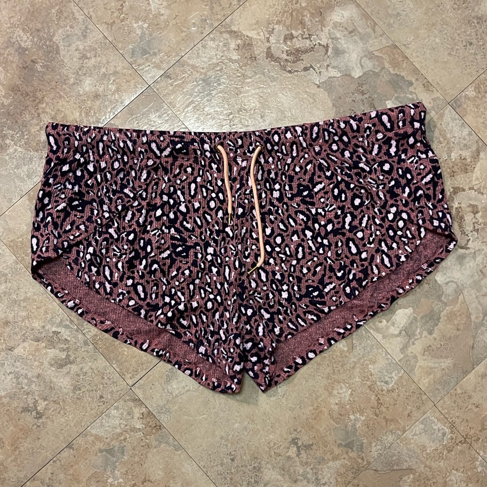 Like NEW Honeydew Lounge Shorts in Peach Blossom Leopard - Picture 2 of 7
